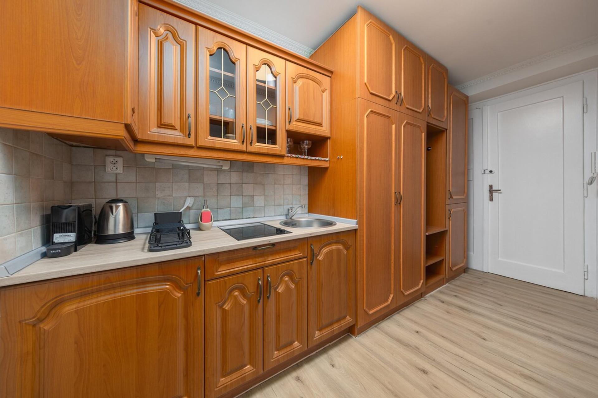 Full kitchen image 1