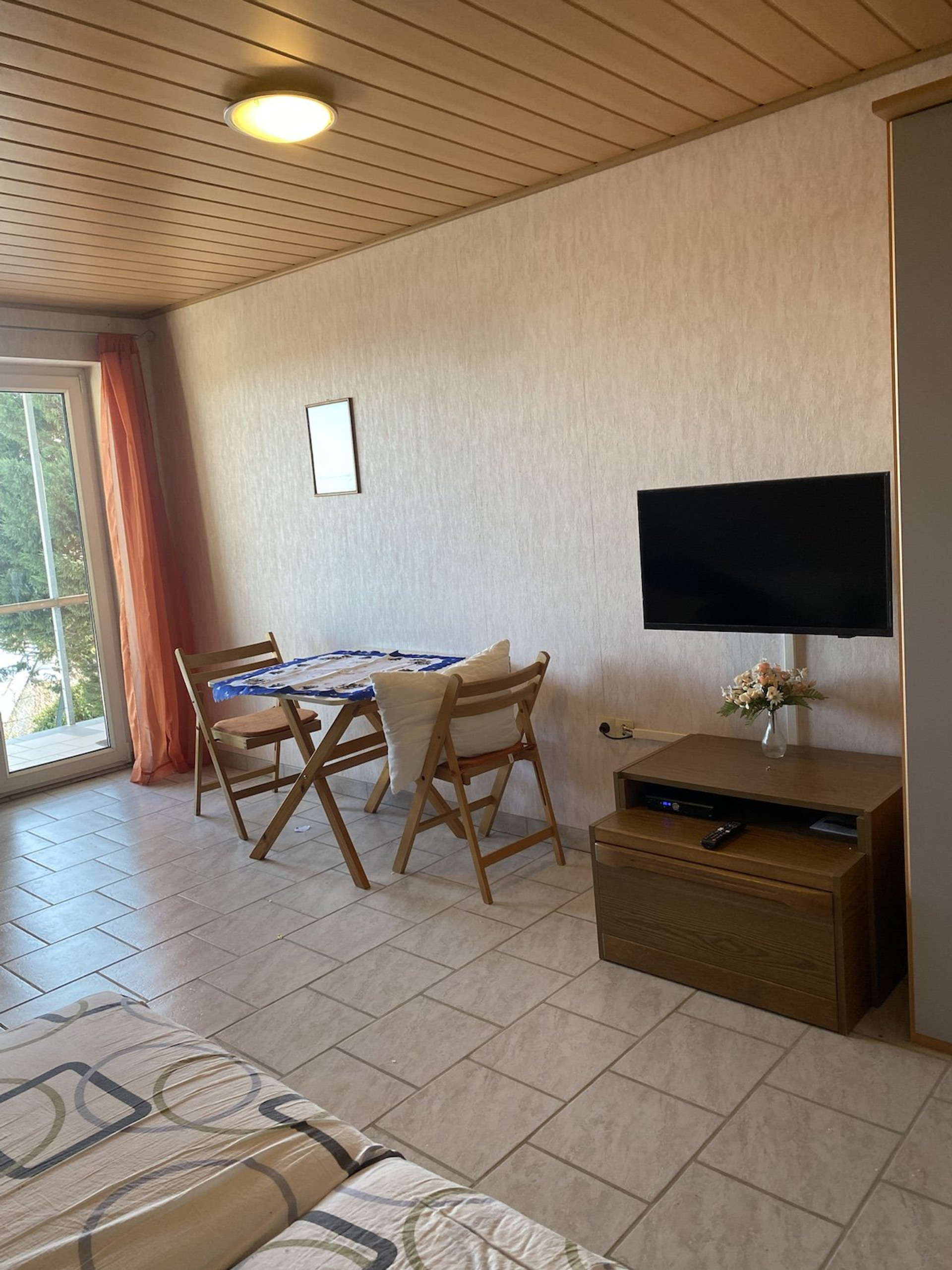 Dining area in the living. Smart TV with Hungarian HD channels and internet connection. One room with Dutch channels.