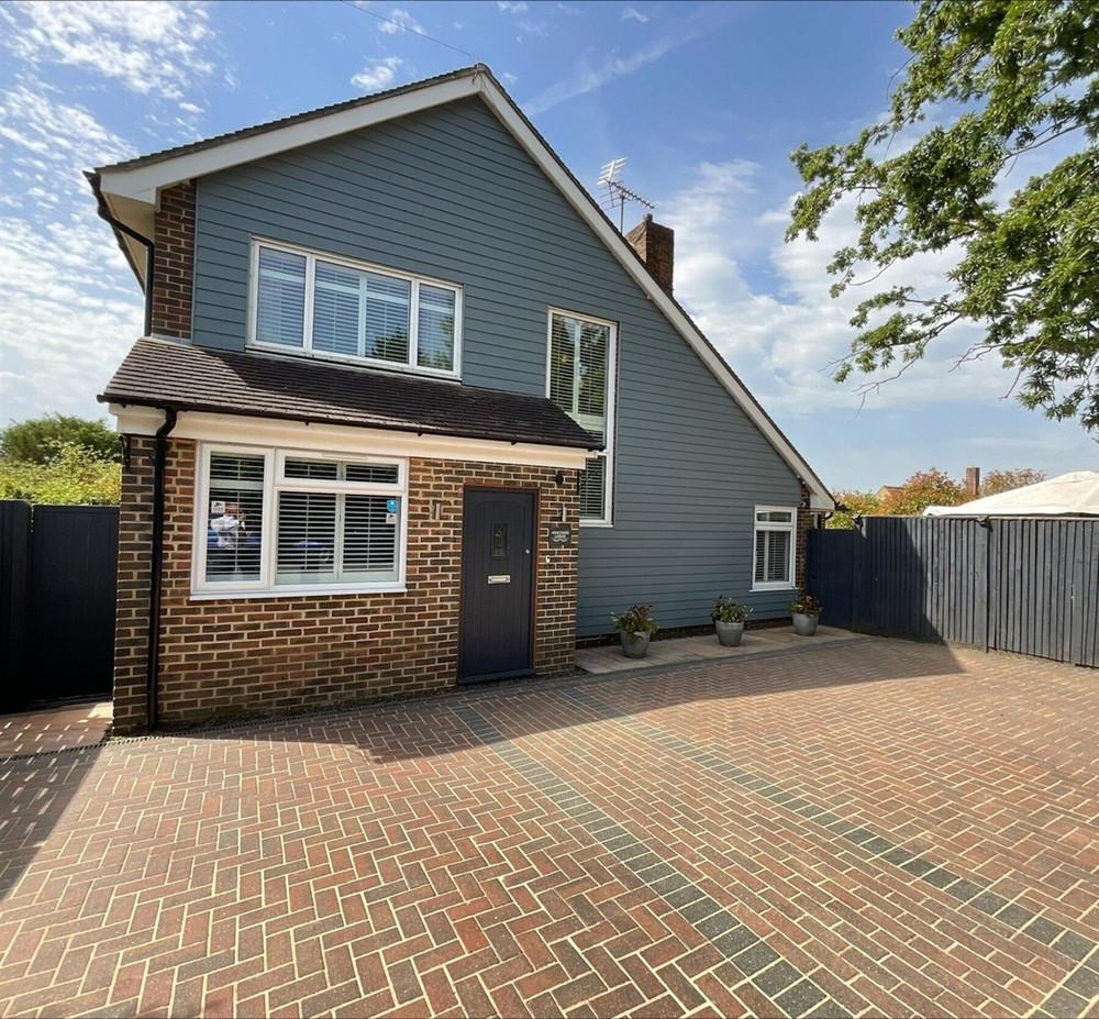 Ashcombe Lodge | 3 Huge Lounges | 6 Double Beds preview