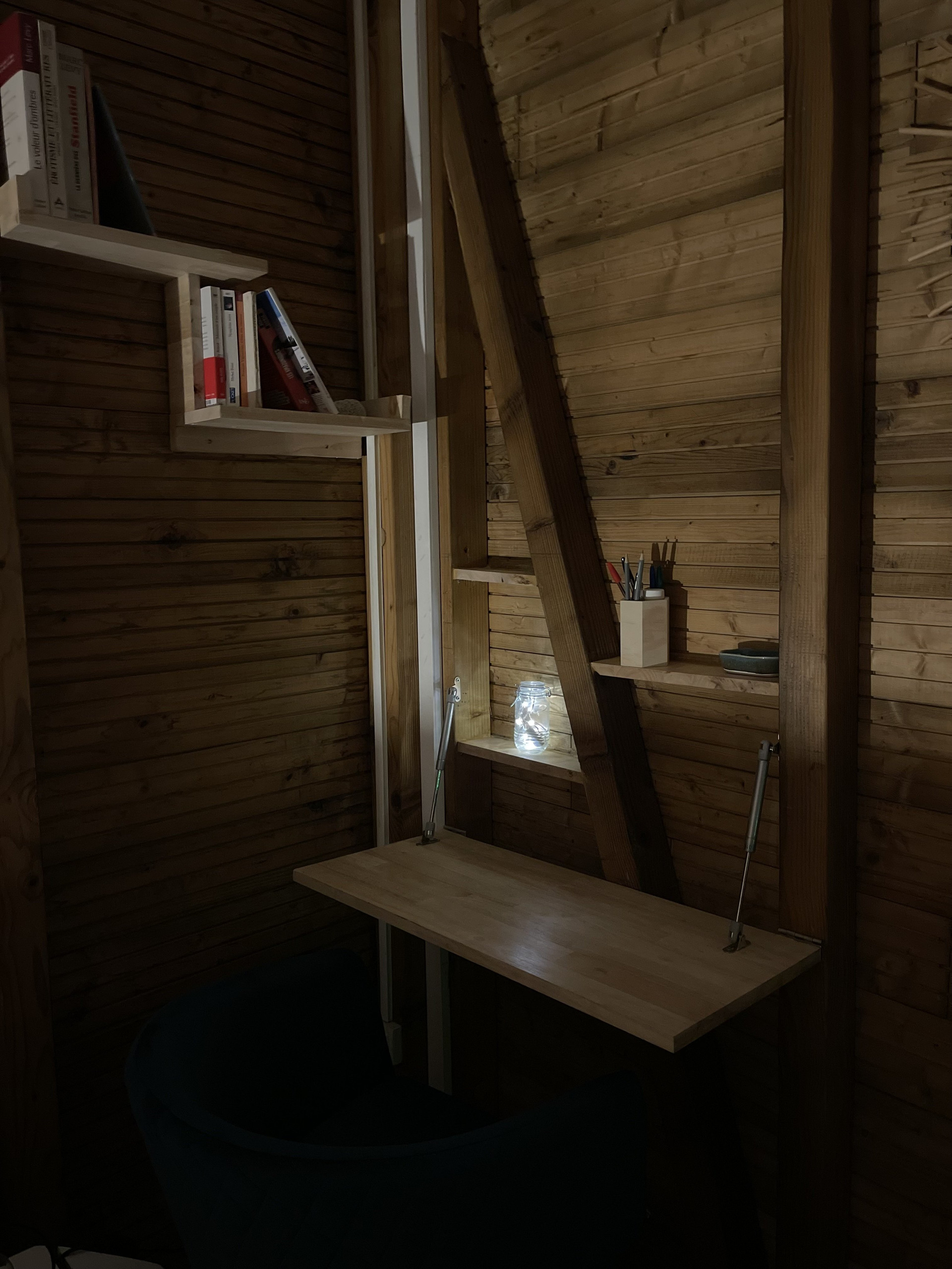 Compact workspace suitable for laptop work and video calls