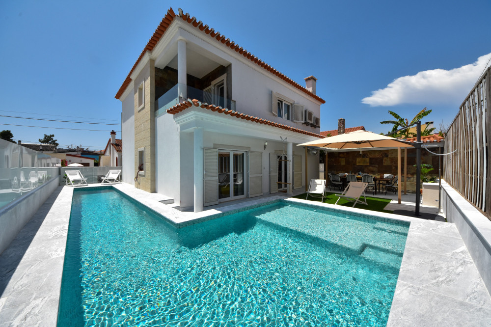 standalone villa in Aroeira with  heated pool