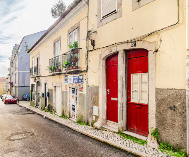 Bright 2-Bedroom Apartment with Terrace near Rato
