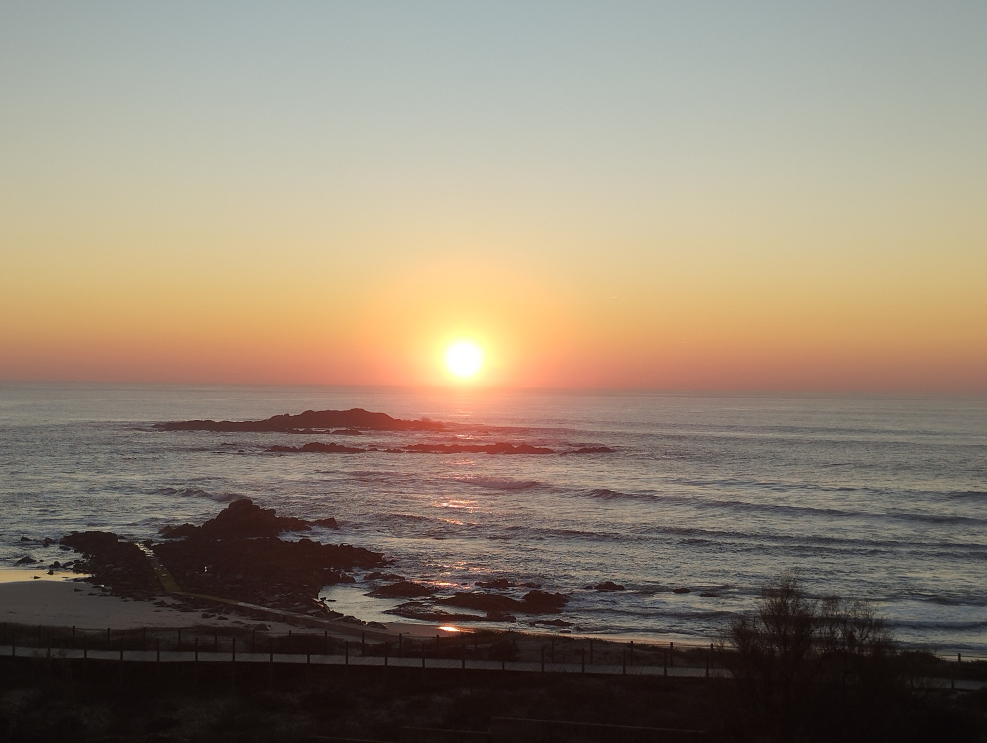 Cada pôr do sol é um lembrete para respirar fundo e guardar a luz para iluminar cada manhã.