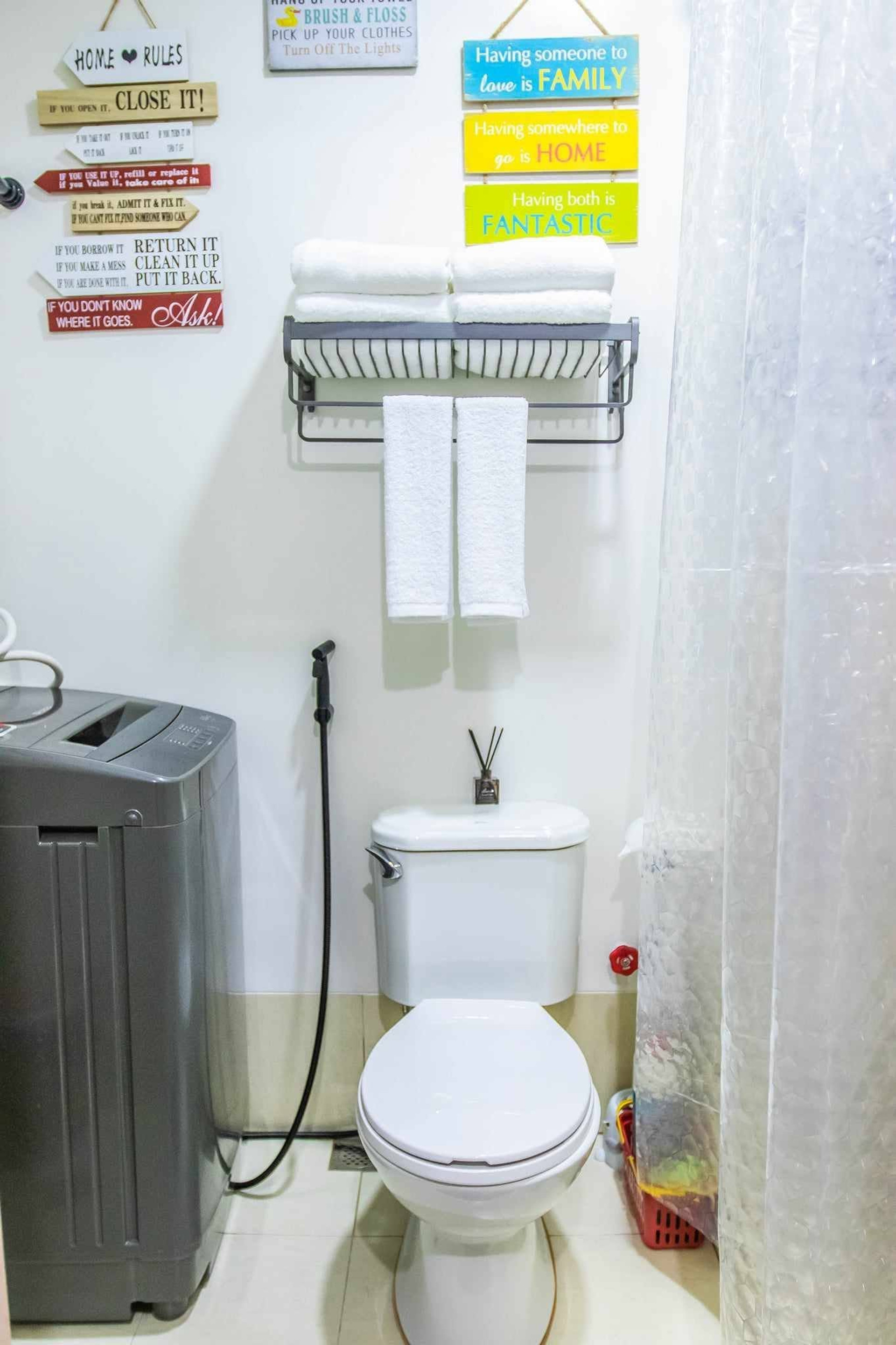 Bathroom with toilet and towels