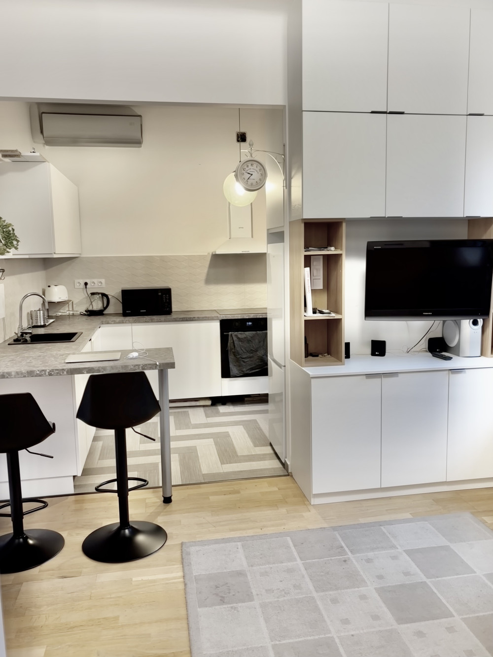 Bright flat with perfect location near Parliament preview