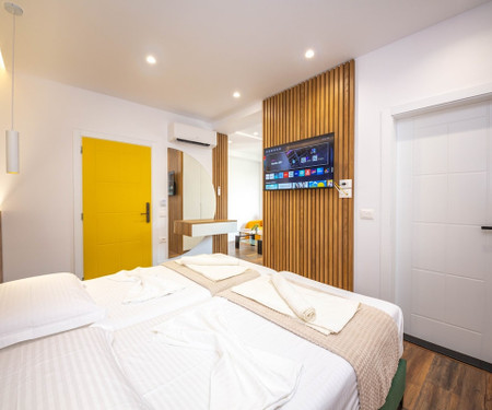 Wilson Square Premium Studio - Yellow Room