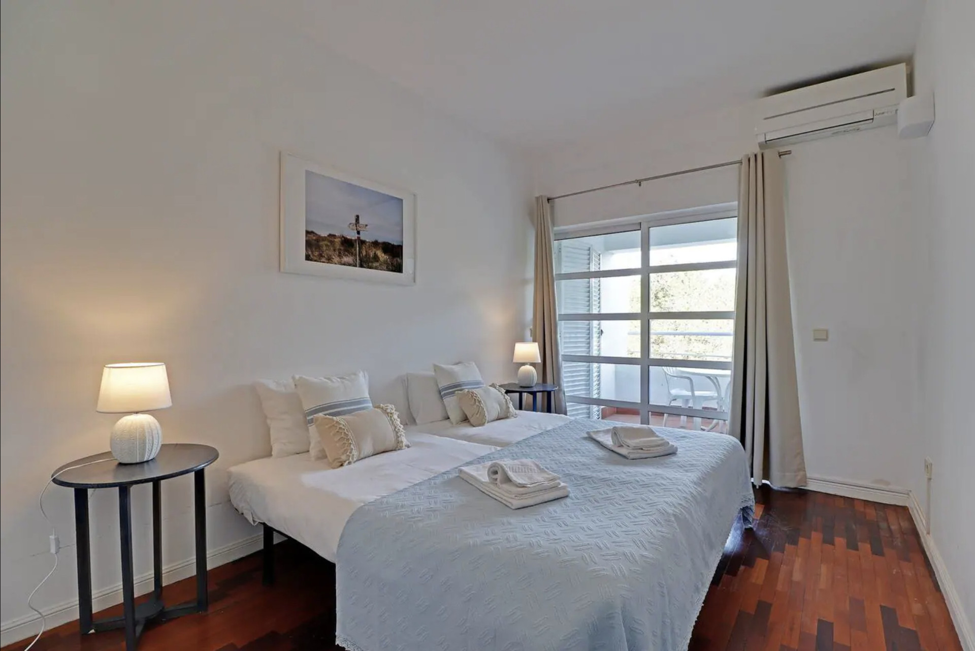 Bedroom with 2 single beds and wardrobe