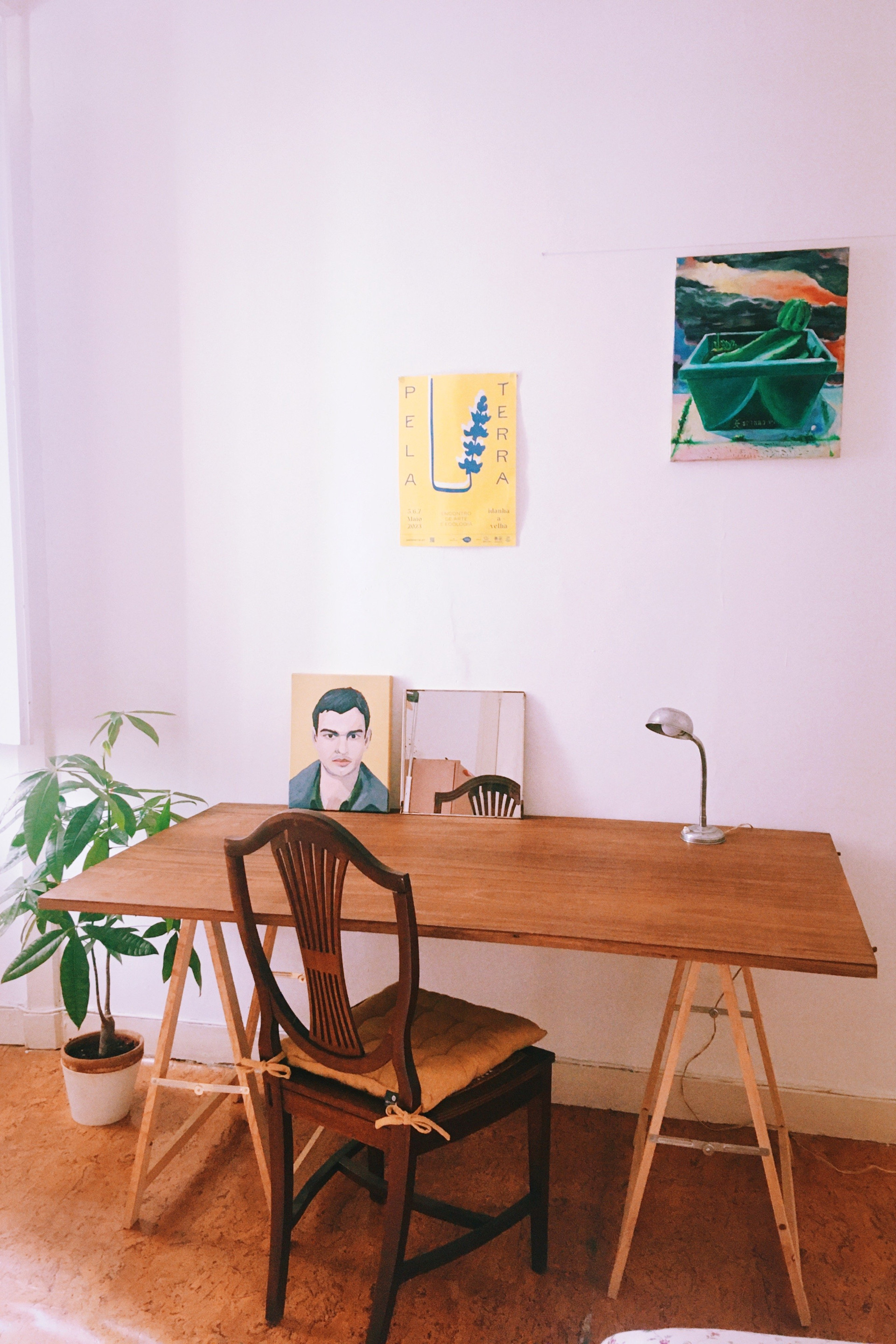 Room desk
