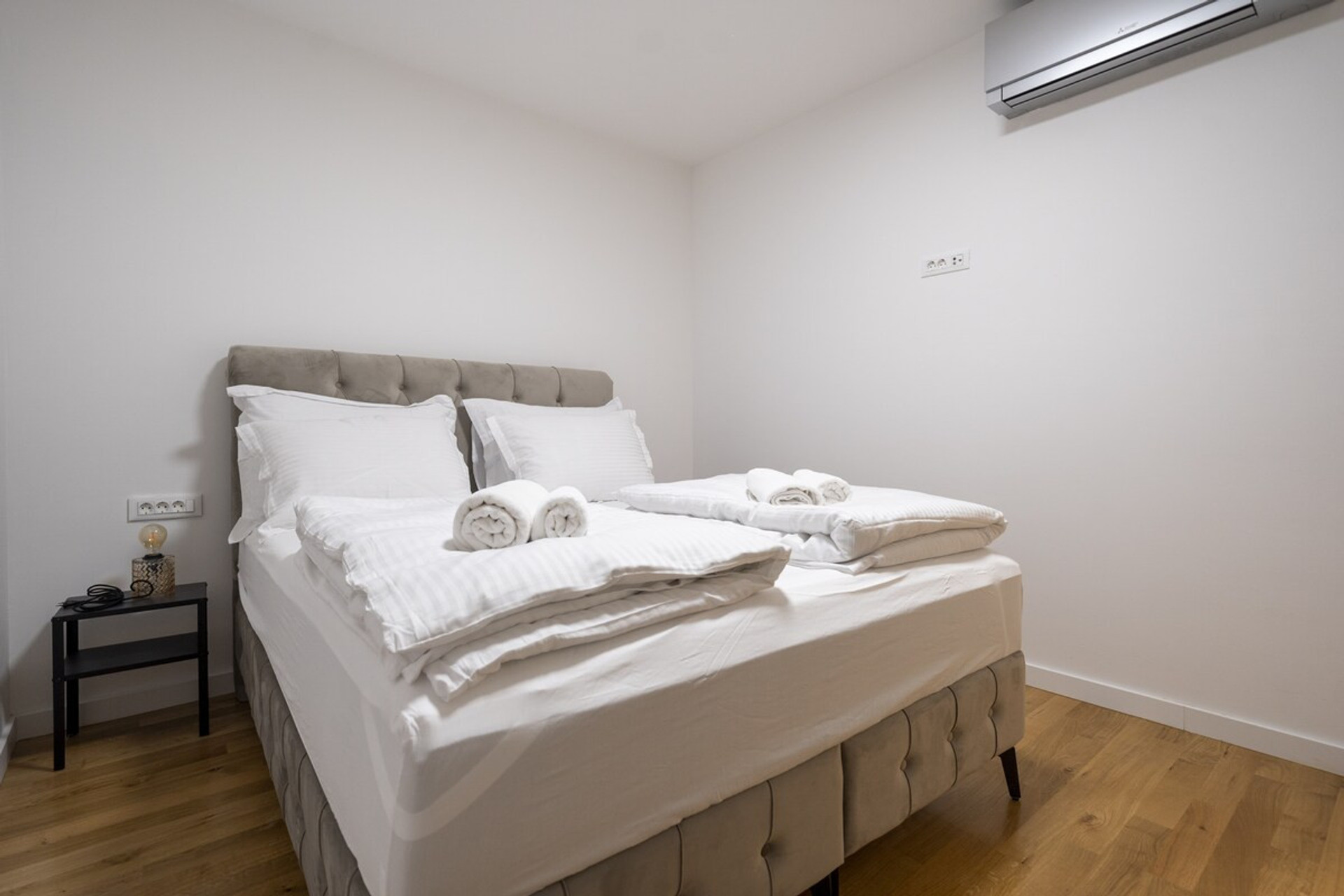 Bedroom 1 image 2