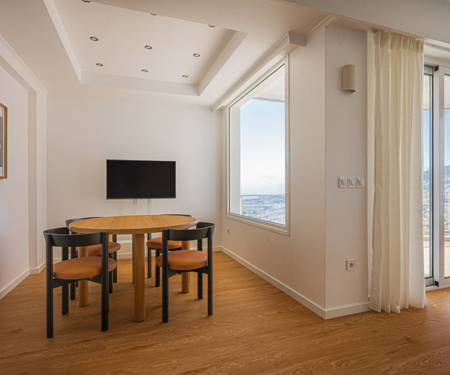 Loft em penthouse com lareira e vista para o oceano