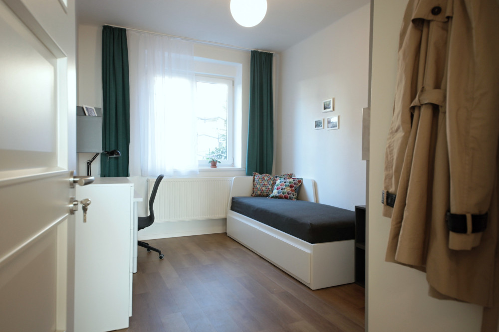 Cozy room in a family house with garden (1B) preview