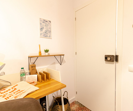 R0383- Room in flat to share Barcelona