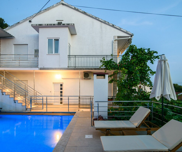 A1 apt w. shared pool & balcony,next to the beach