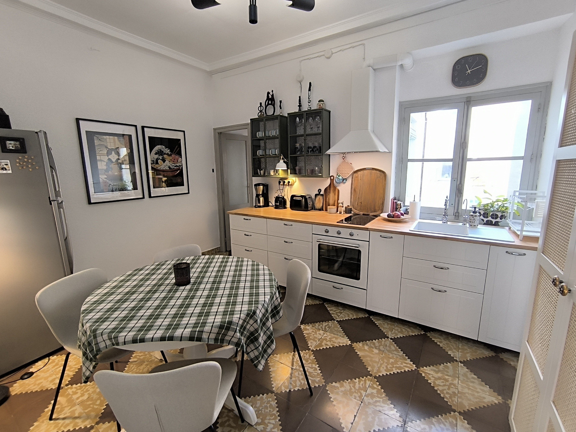 Kitchen with dining table 