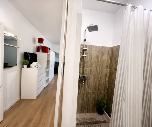 Flat next to the tourist center. Free P parking.