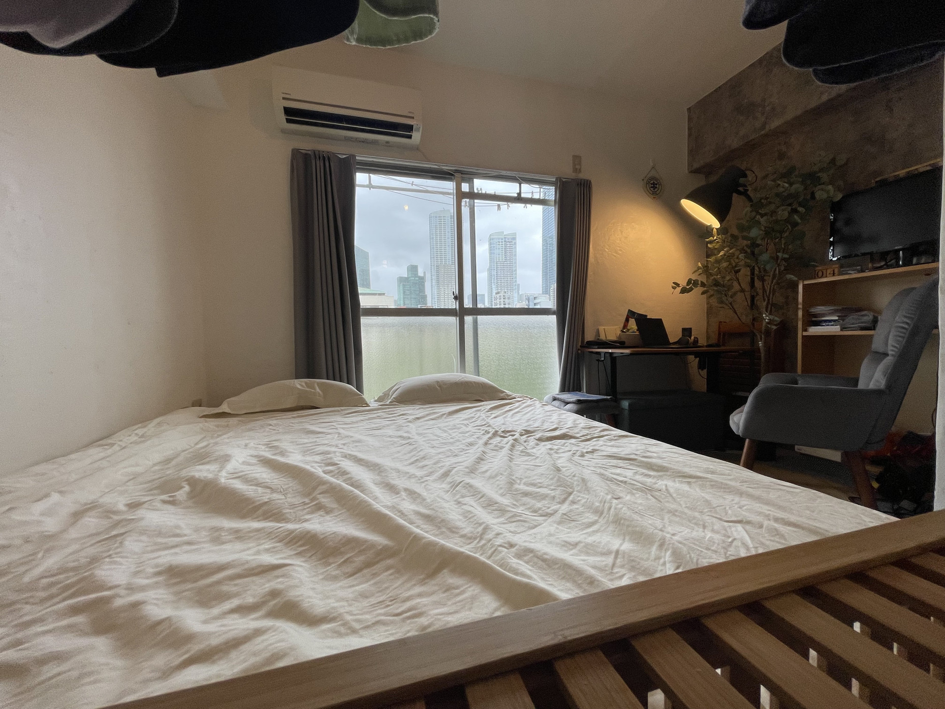 Large bed facing window