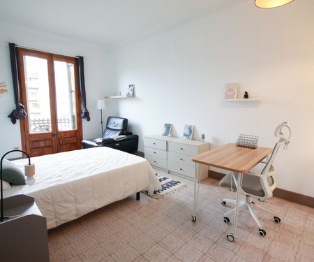 R0302- Room in flat to share in Eixample