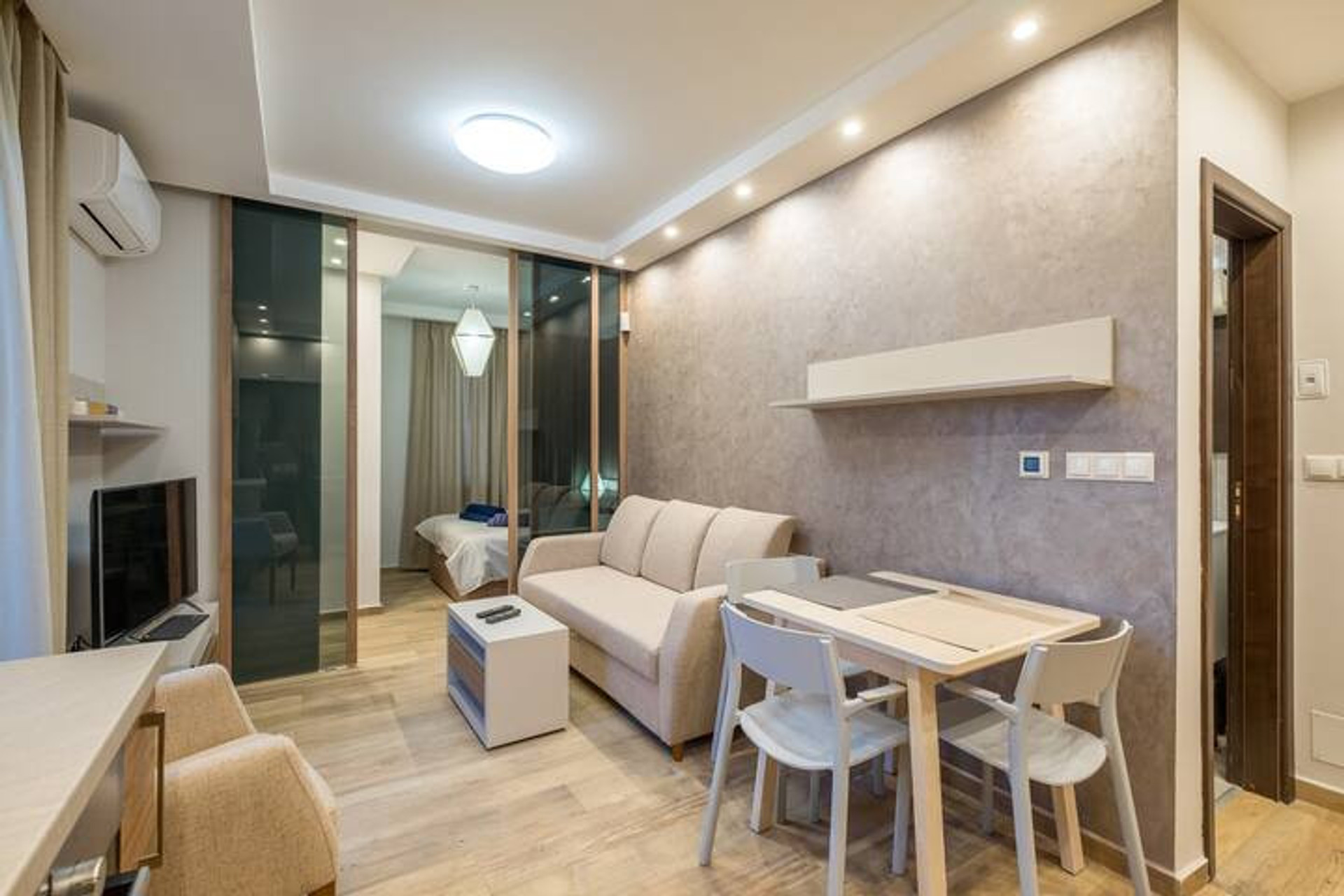 Living room amenities: AC, Cable TV, fast unlimited WiFi