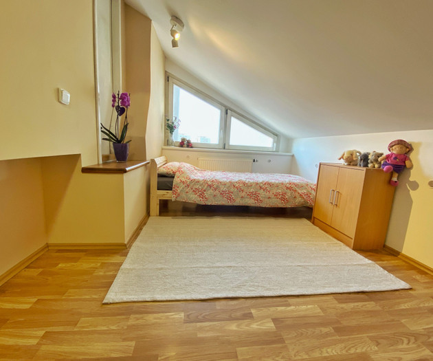 Sunny flat 5 minutes away from subway