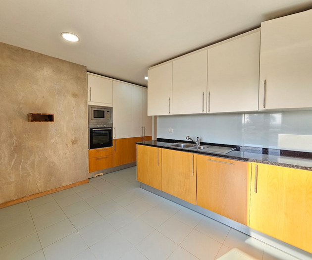 Full kitchen