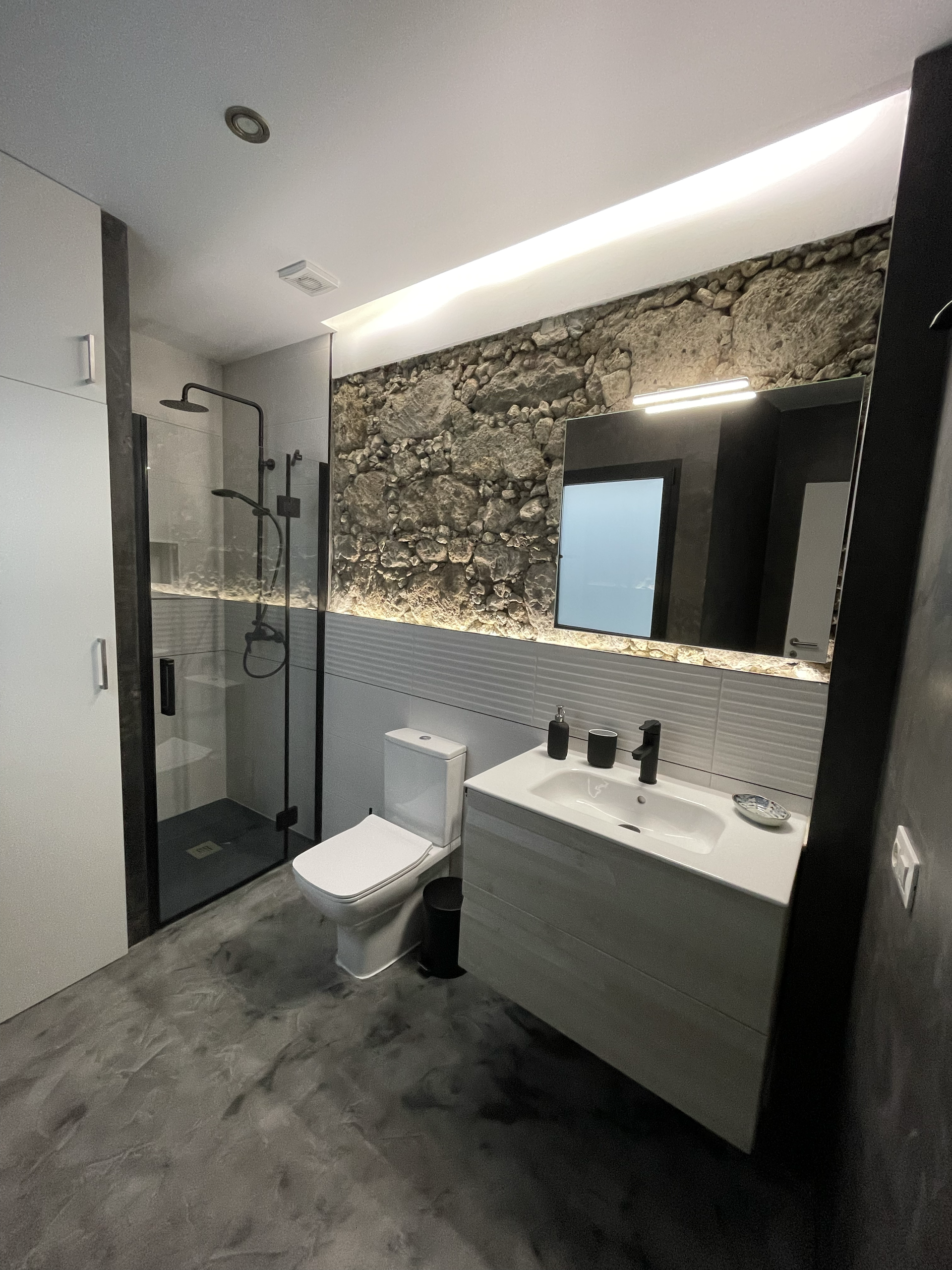 Modern bathroom with stone wall