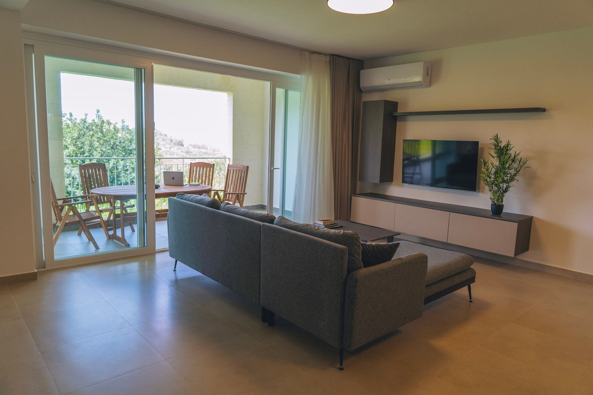 Living room image 3