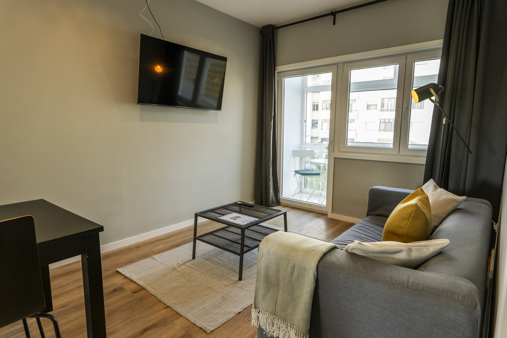 Living room w/ cable tv and AC