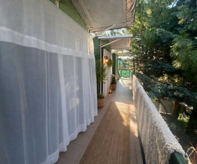 Flat next to the tourist center. Free P parking.
