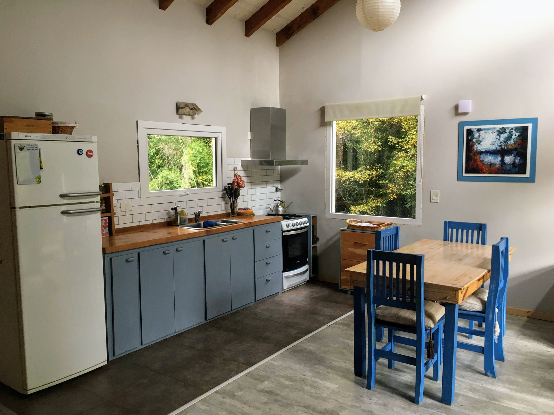 cocina equipada y cómoda, con vista al bosque mientras lavas los platos o cocinas