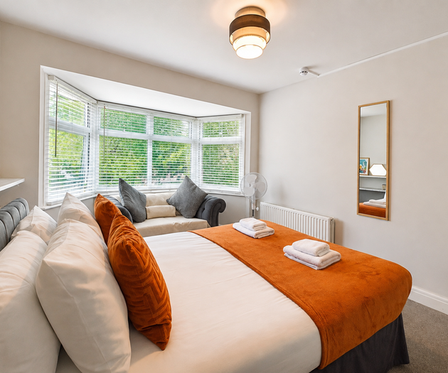 Spacious 3BR Flat Sleeps 7 in Greenford