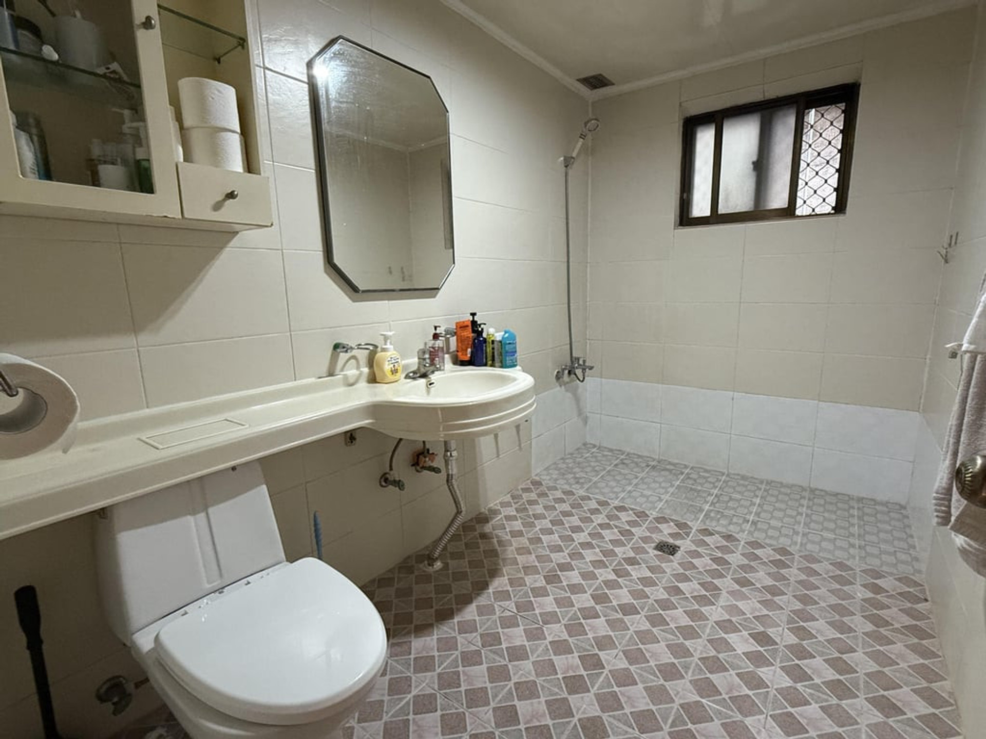 Main bathroom