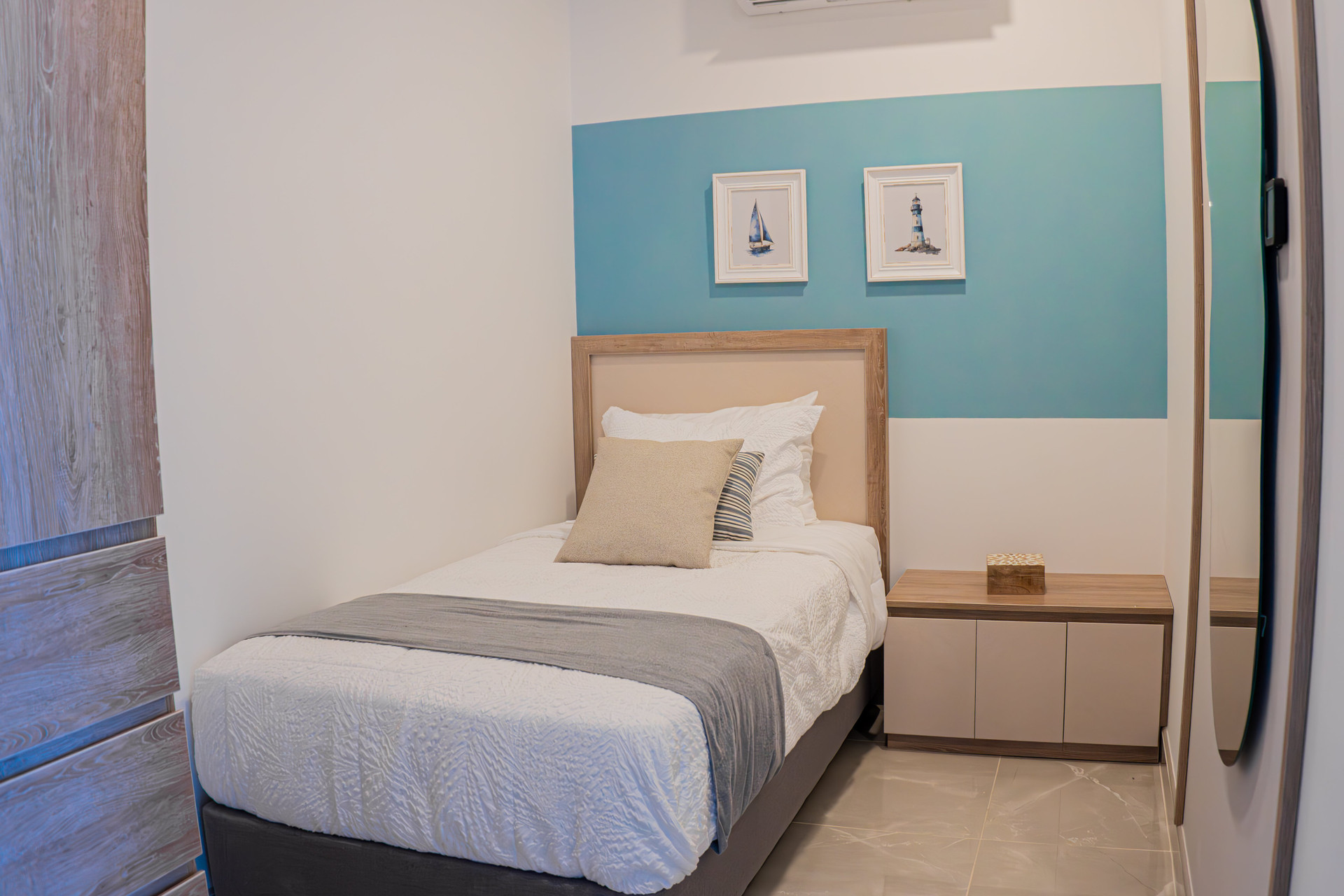 Single bedroom with nautical decor