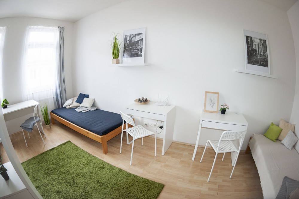 Room with private bathroom close to the centre