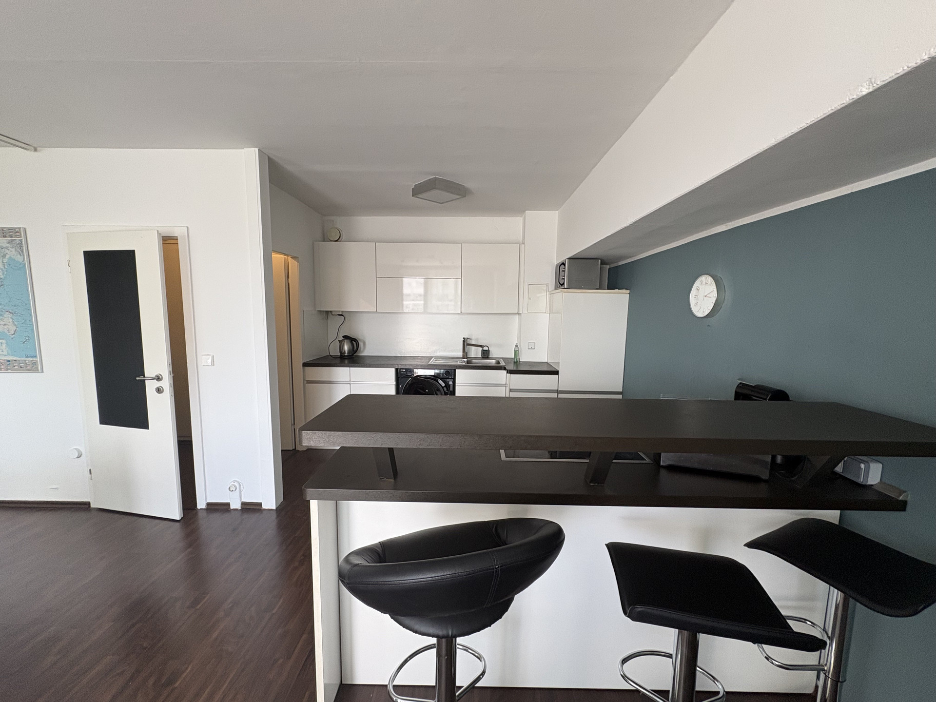 Kitchen with bar counter