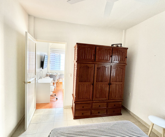 Flat 1/3_ 500mbps Wifi, Desk with office chair
