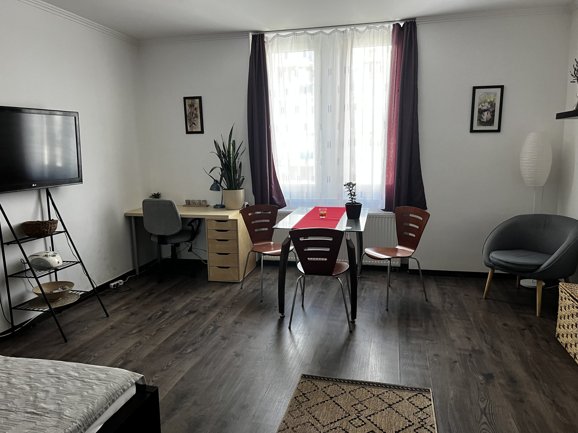 Bright studio full overview