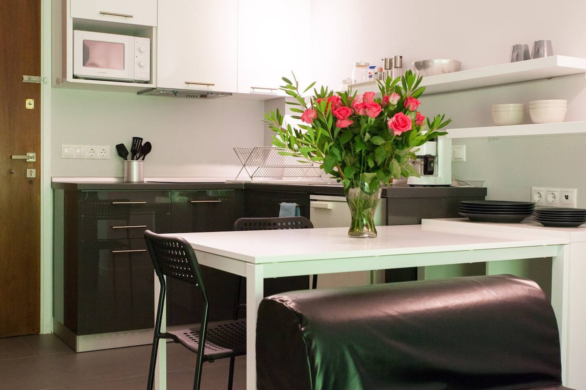 Breakfast table & kitchenette