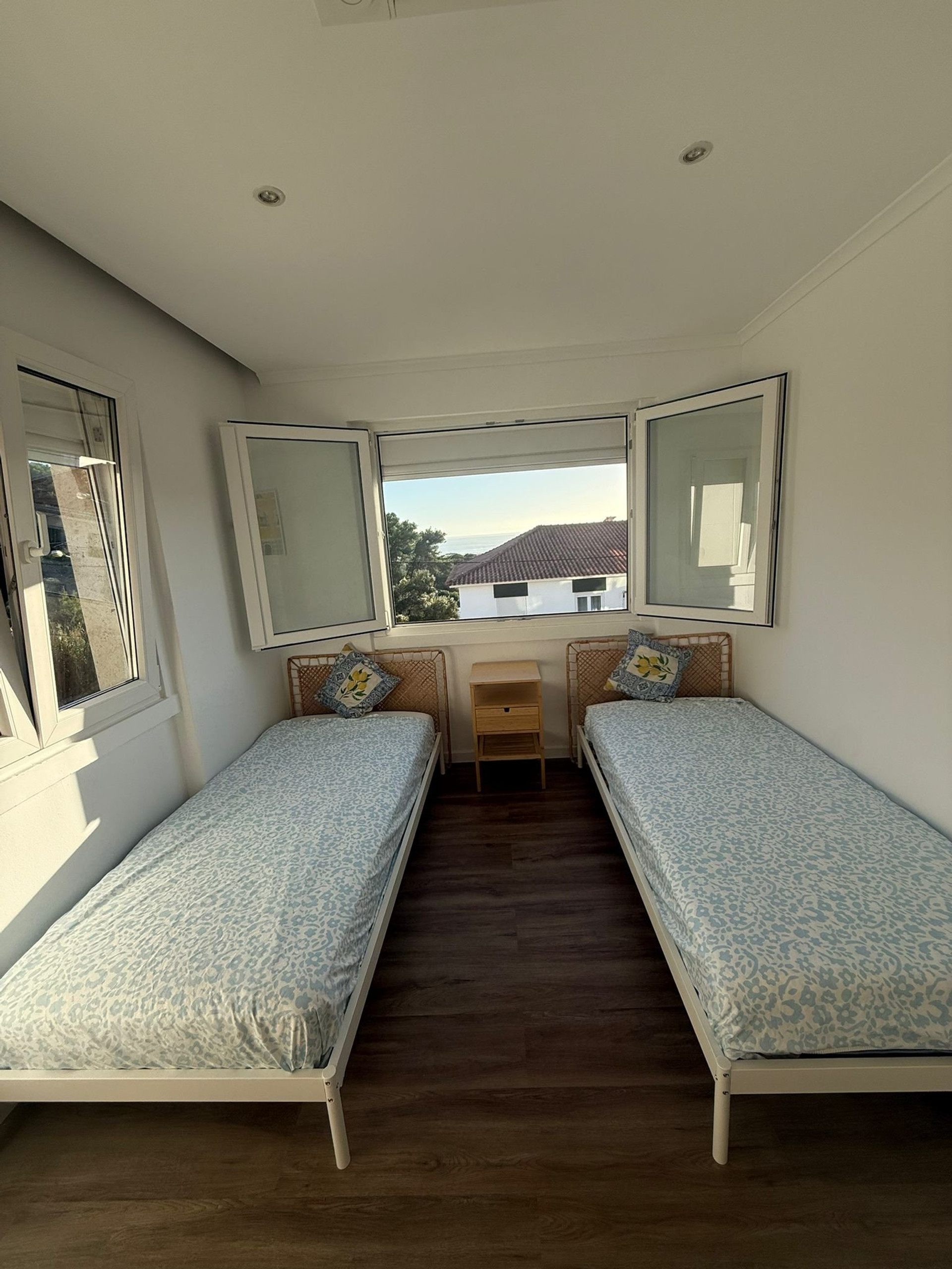 Twin bedroom sea view windows