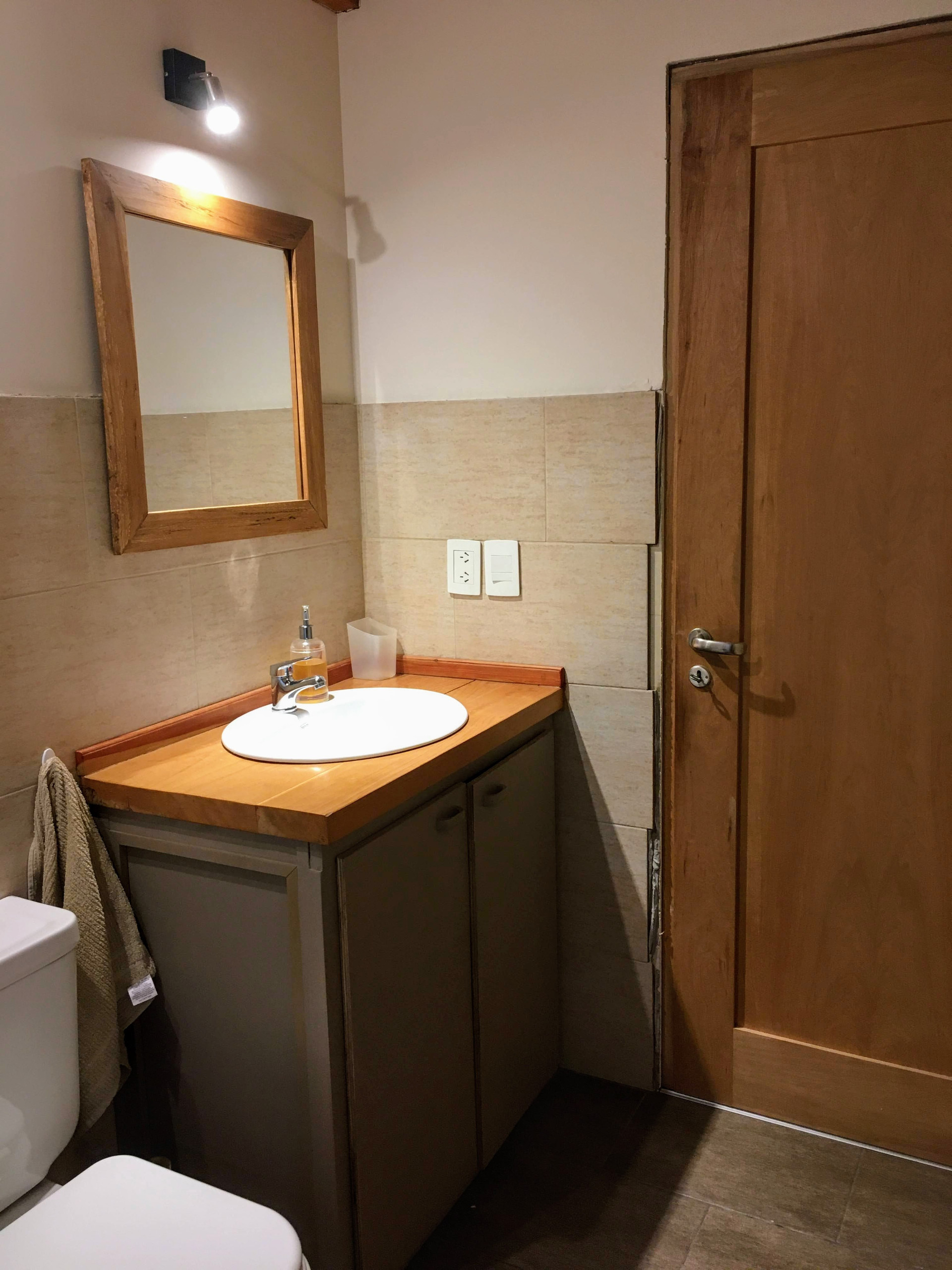 el baño es nuevo, así como toda la casa. 