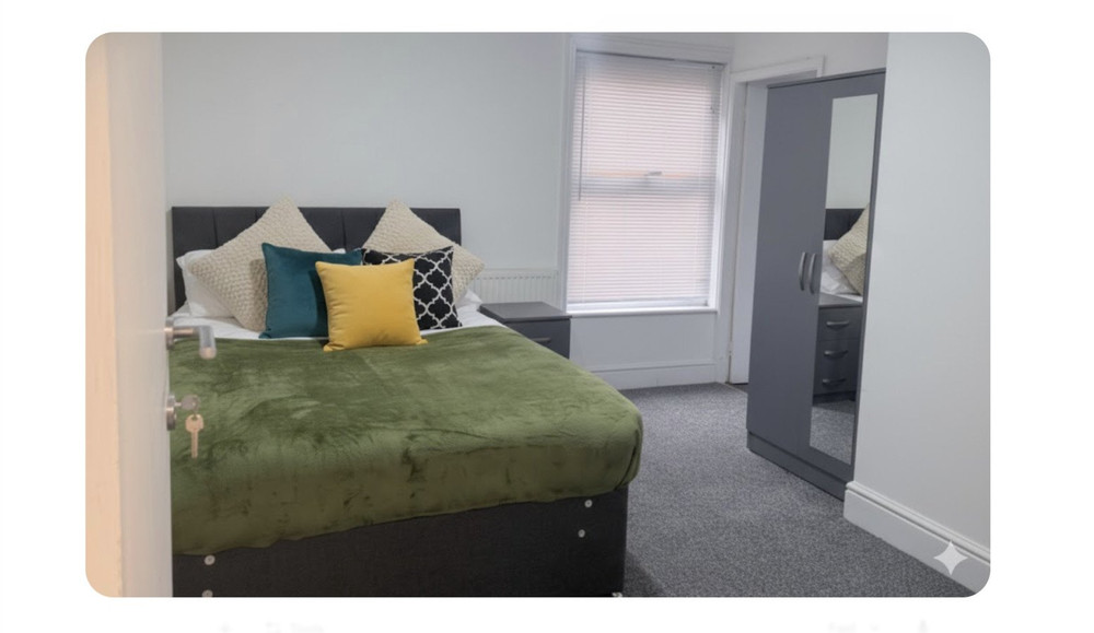 Cozy Double Room with Private Bath &Kitchen Access preview