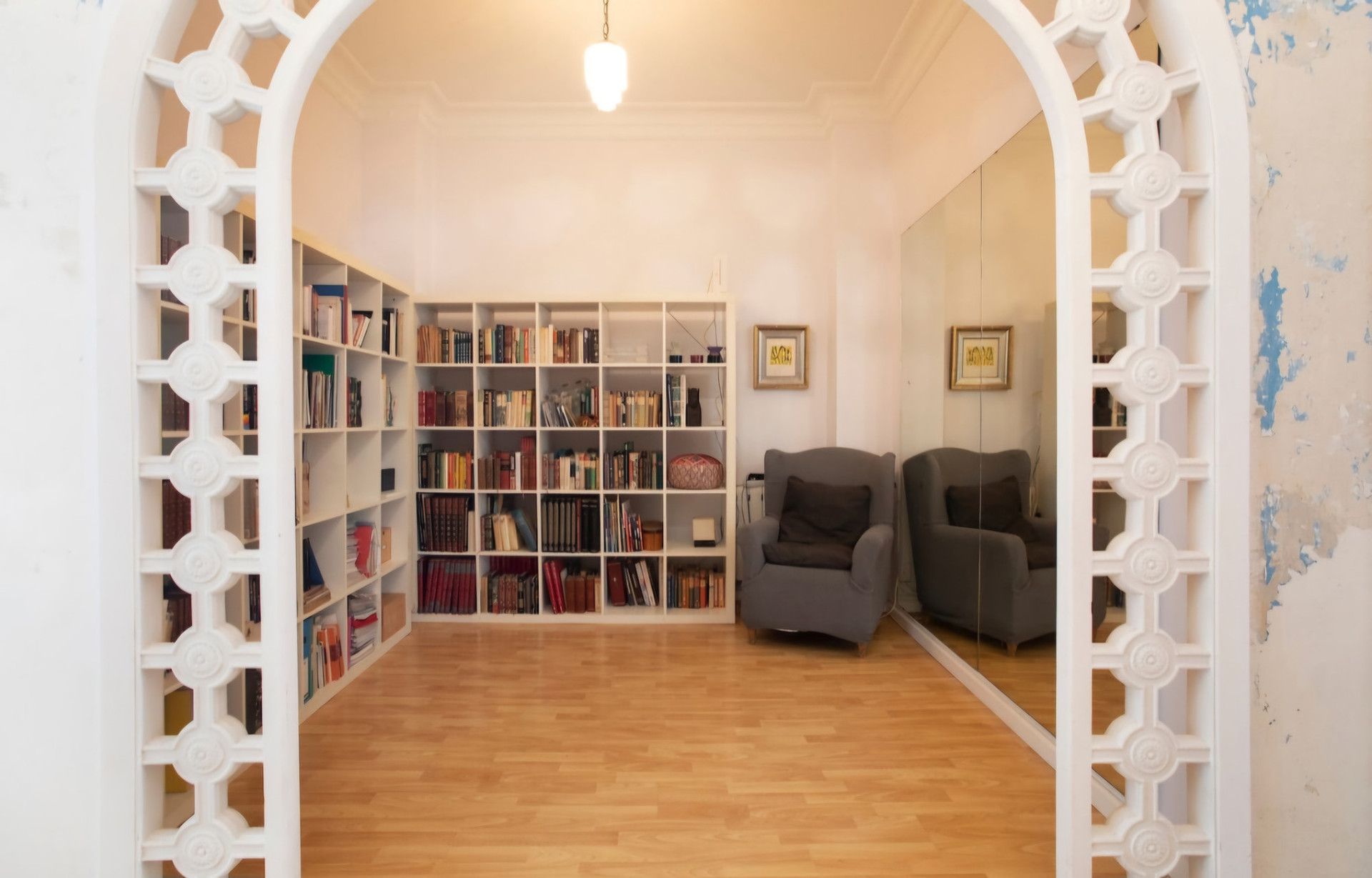 biblioteca y sala de yoga