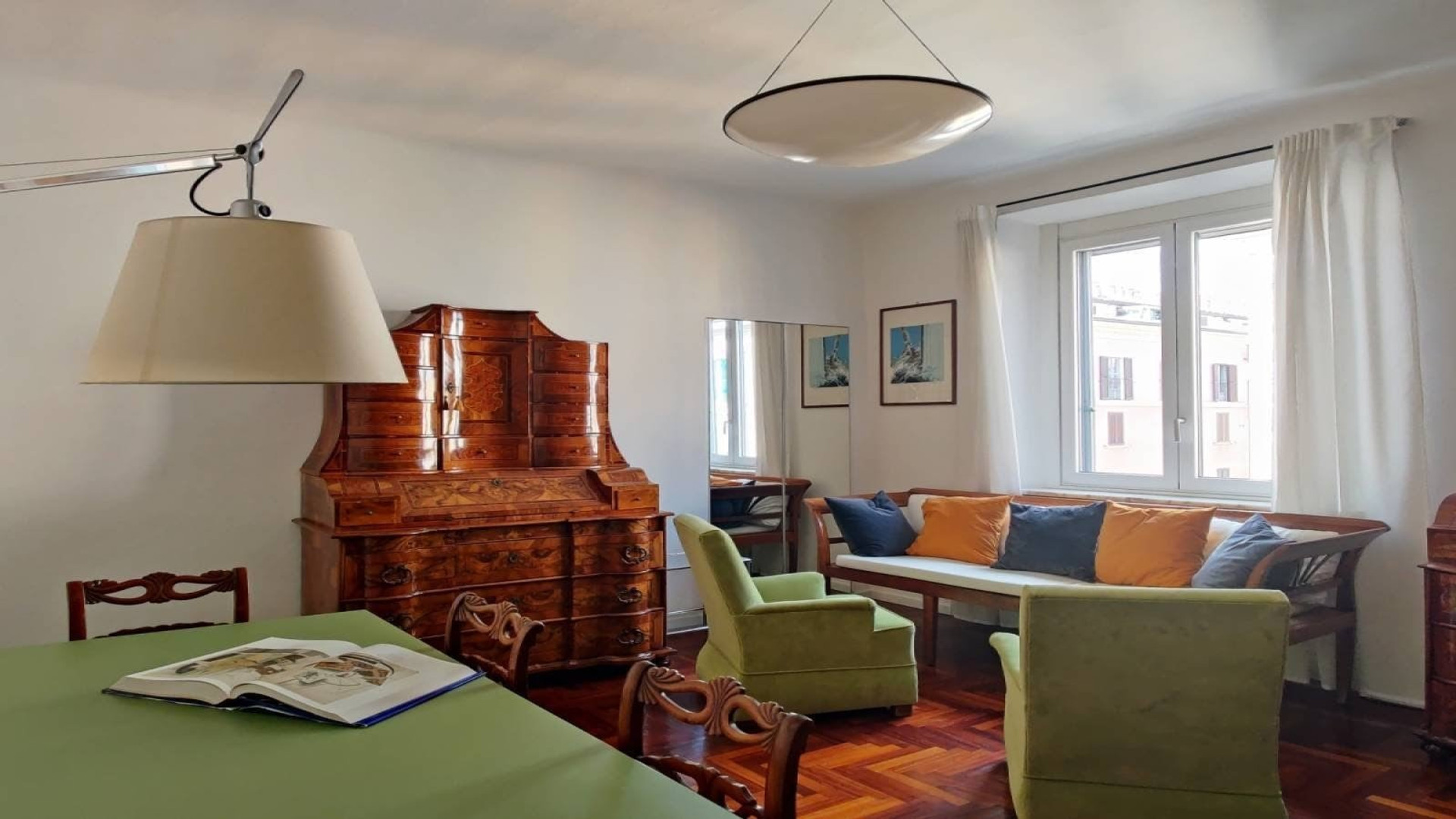 Pieces that have crossed centuries, still perfectly at ease
