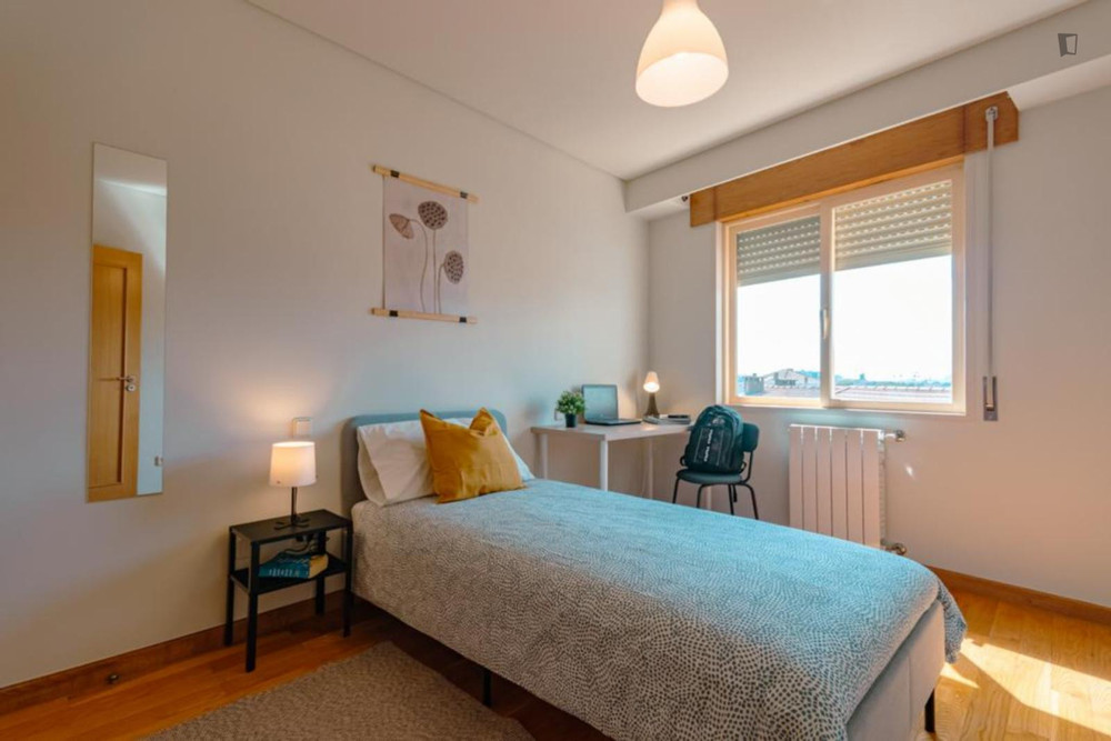 Lovely bedroom in a 6-bedroom apartment-room 2 preview