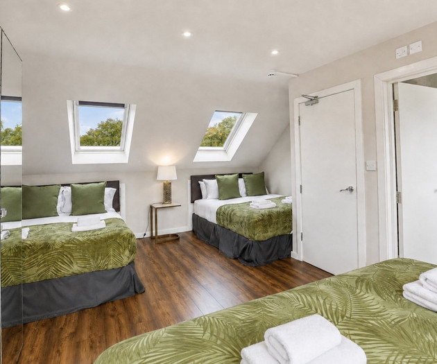 Spacious 3BR Flat Sleeps 7 in Greenford