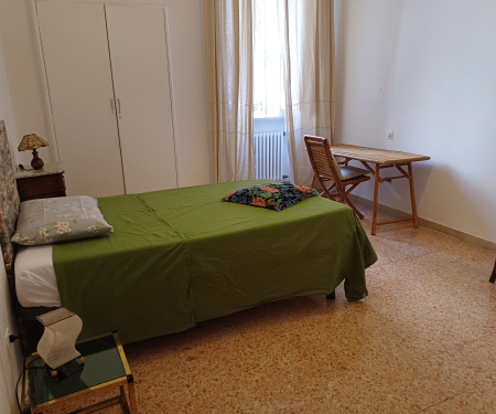 Sunny large room in old city centre