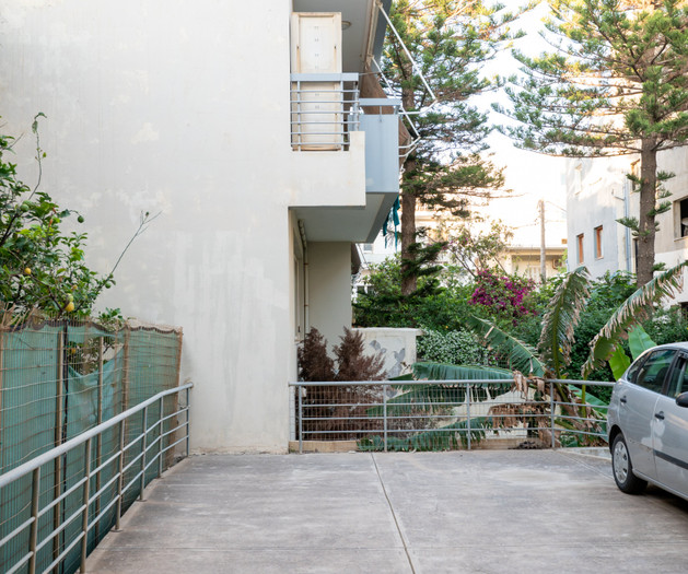 ATOM | Minimal Apartment with Parking & WiFi