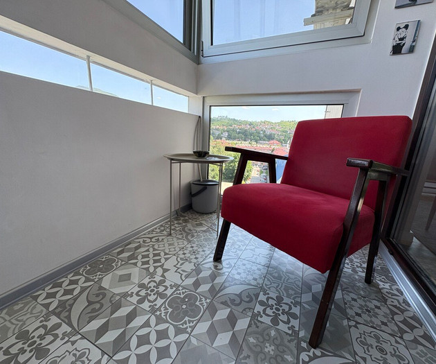 Sunny 9th-Floor Flat · Views · 350 Mbps Workspace
