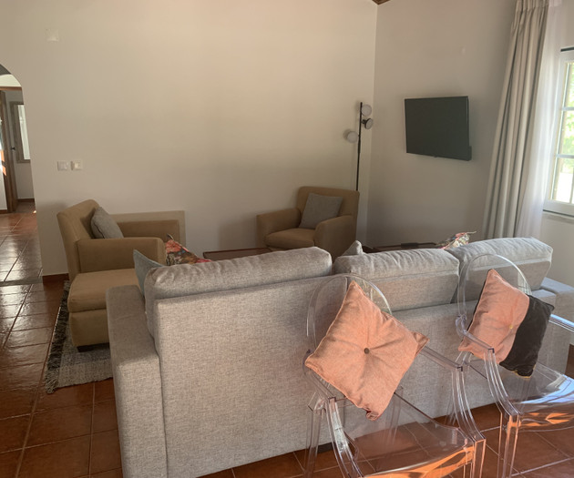 Furnished 1-Bedroom Retreat Near Óbidos | All-Incl