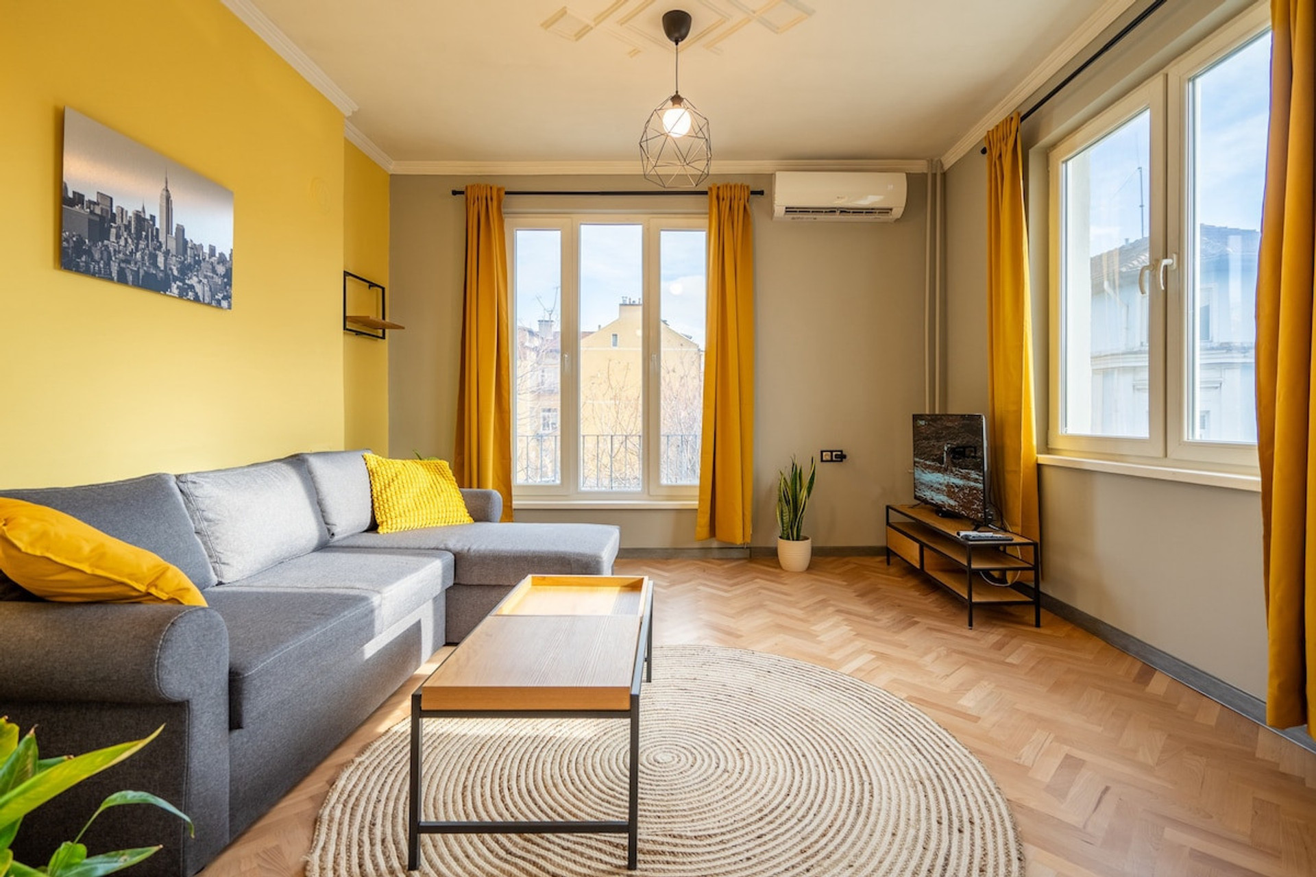 Living room image 1