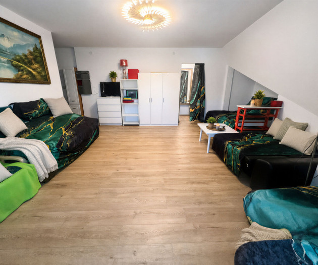 Flat next to the tourist center. Free P parking.